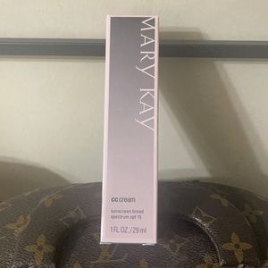 Mary Kay® CC Cream Sunscreen Broad Spectrum SPF 15
